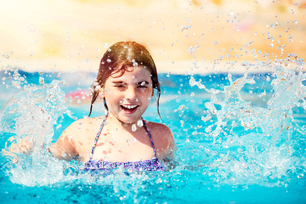 Happy little girl in the pool - Zdjęcie, obraz