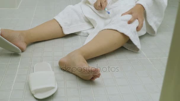 Mujer cayendo en el baño porque superficies resbaladizas
 - Imágenes, Vídeo