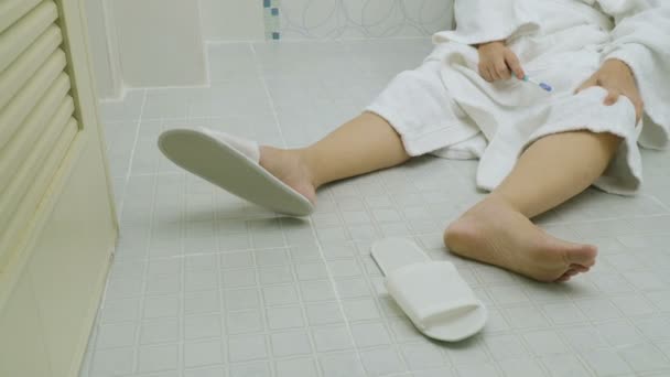 Mujer cayendo en el baño porque superficies resbaladizas
 - Metraje, vídeo