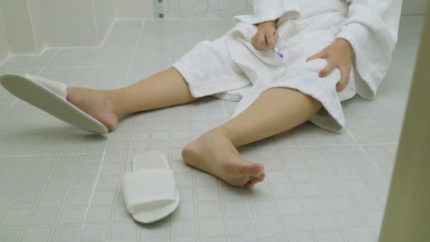Vrouw die vallen in de badkamer omdat gladde oppervlakken - Video