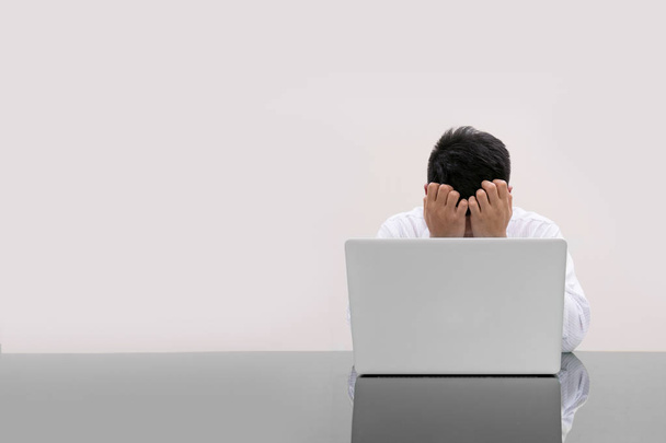 homme d'affaires attrapant sa tête devant un ordinateur portable
 - Photo, image