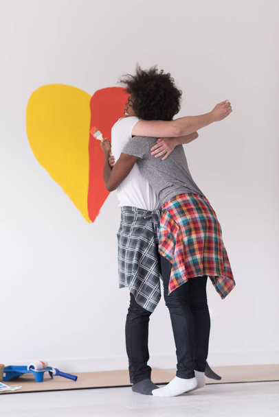 Ζευγάρι με Χειροποίητη καρδιά στον τοίχο - Φωτογραφία, εικόνα
