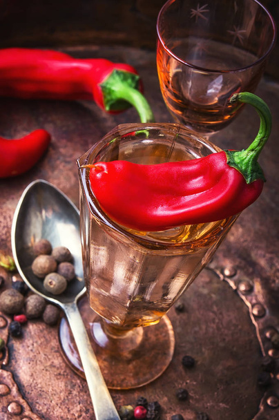 Alkoholický nápoj s červenou paprikou - Fotografie, Obrázek