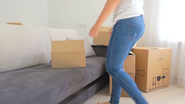 Pareja joven que lleva cajas de cartón embaladas mientras se muda a una nueva casa
 - Imágenes, Vídeo
