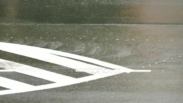 アスファルトの道路と車の交通の激しい雨。ホワイト ストリップ黒いアスファルトの上。丘を転がり落ちる水路、水のスプラッシュ車の車輪.雨の日の街の.  - 映像、動画
