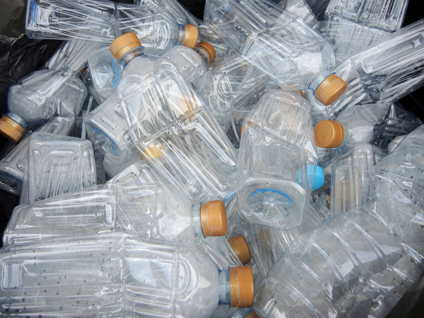 Переработка пластиковых бутылок
  - Фото, изображение