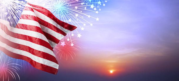 USA zászló tűzijáték naplemente háttér - Fotó, kép