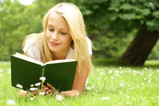 Young beautiful girl reading - Zdjęcie, obraz