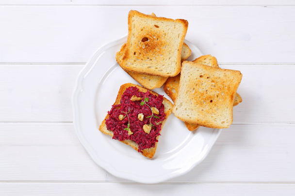 geroosterd brood met rode biet verspreiding - Foto, afbeelding