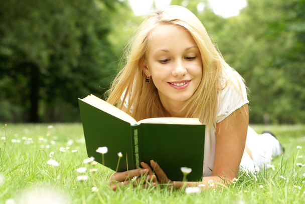 Young beautiful girl reading - Foto, Imagem