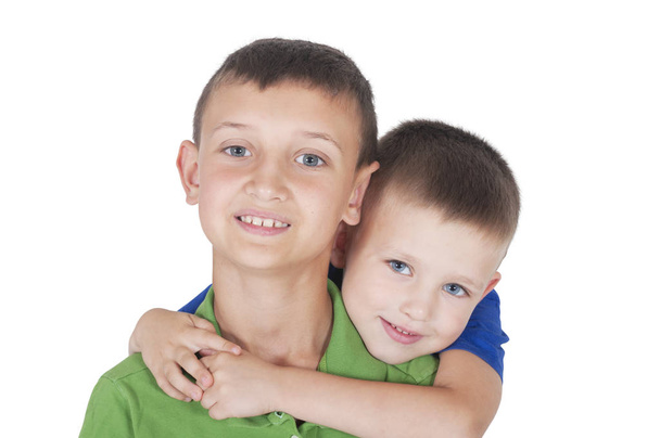 öccse hugs a bátyja - Fotó, kép