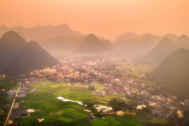Рисові поля в Долина навколо з видом на гори panorama у В'єтнамі долини, Ланг син, син Bac - Фото, зображення