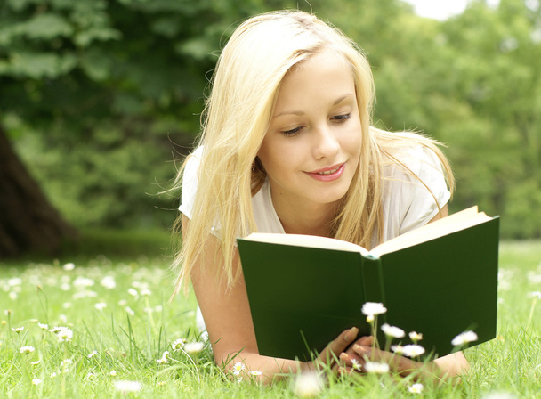 Young beautiful girl reading - Photo, Image