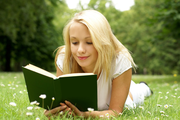 Young beautiful girl reading - Φωτογραφία, εικόνα