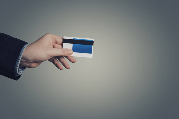 Üzletember kézzel bank hitel műanyag kártya - Fotó, kép