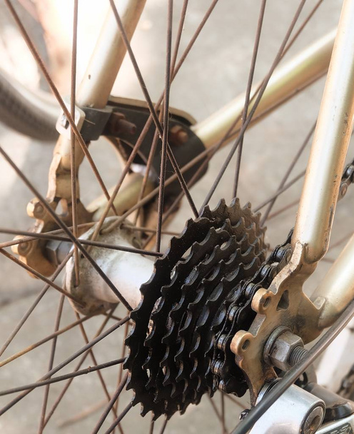 Mécanisme d'engrenages de vélo de montagne et dérailleur arrière
 - Photo, image