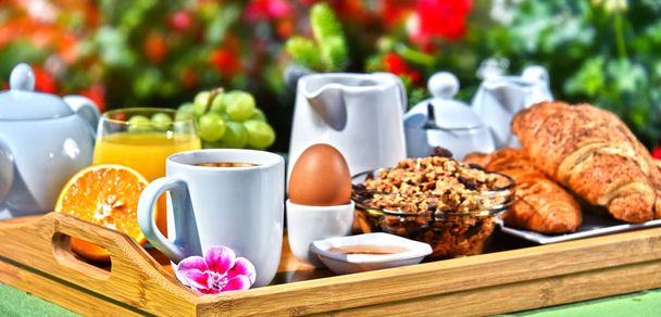 Frühstück mit Kaffee, Saft, Croissants und Obst - Foto, Bild