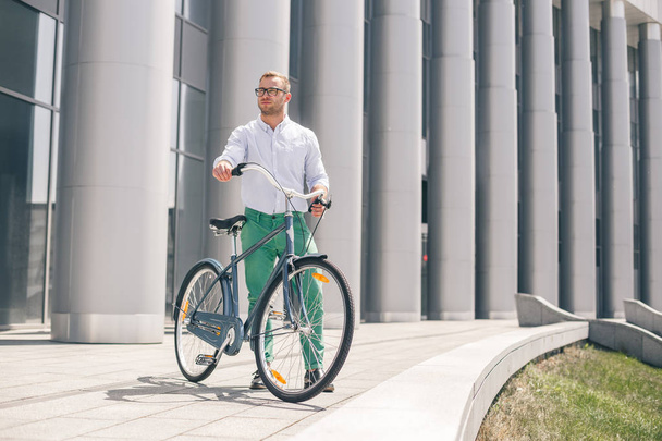 Handsome hipster enjoying city ride by bicycle - Foto, imagen