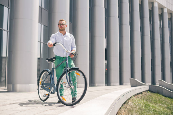 Handsome hipster enjoying city ride by bicycle - Zdjęcie, obraz