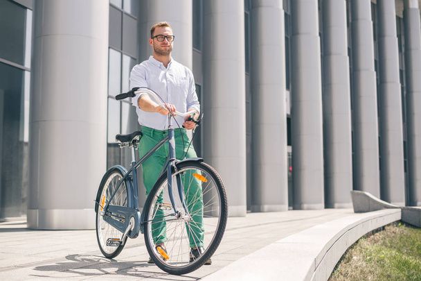 Cool young bearded hipster with bicycle on the city street. - Foto, Bild