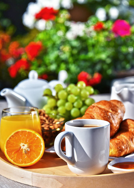 Colazione servita con caffè, succo di frutta, croissant e frutta
 - Foto, immagini