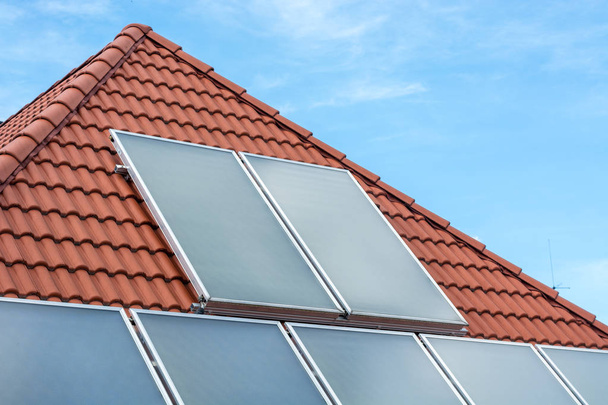 Zonnepanelen op een dak geïnstalleerd - Foto, afbeelding