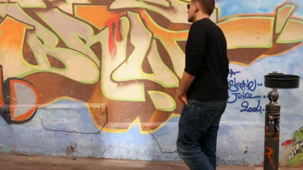 άνθρωπος που περπατά και κλίνει ενάντια σε τοίχο - Πλάνα, βίντεο