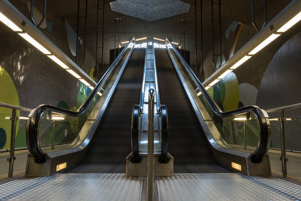 Dos escaleras mecánicas subterráneas en movimiento en el metro
 - Foto, imagen