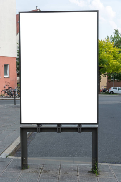 Cartel de espacio en blanco aislado en la calle
 - Foto, Imagen