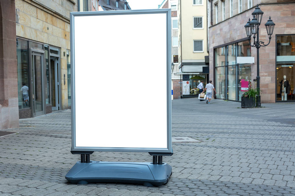 Placa de espaço publicitário em branco isolada na rua
 - Foto, Imagem