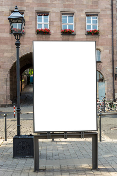 Lege advertentie ruimte teken geïsoleerd in de straat - Foto, afbeelding