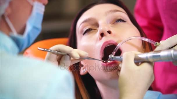 Οδοντιατρική κλινική γιατρός ξεπλένει τα δόντια ασθενών με νερό και έναν καθρέφτη - Πλάνα, βίντεο