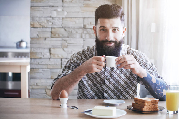 bearded man sitting at table with breakfast  - Foto, Imagem