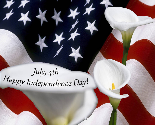 4 de julho feliz dia da independência com flores de calla na bandeira dos EUA usado como fundo
 - Foto, Imagem