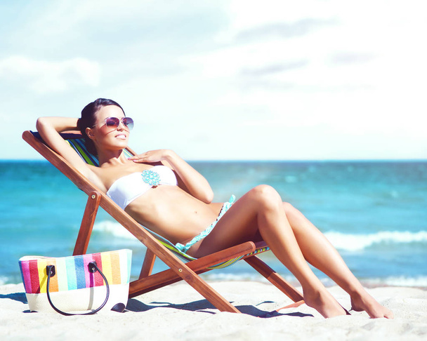 beautiful woman relaxing on summer beach - Foto, afbeelding