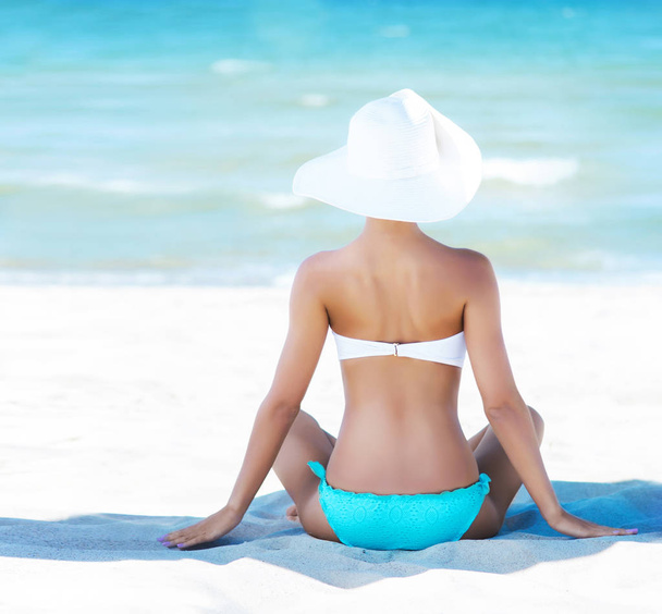 beautiful woman meditating on summer beach - Φωτογραφία, εικόνα