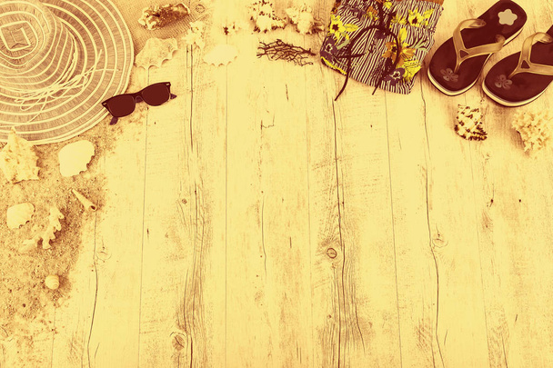 Písek a mušle a klobouk na dřevěné podlaze koncepce letní žlutá - Fotografie, Obrázek