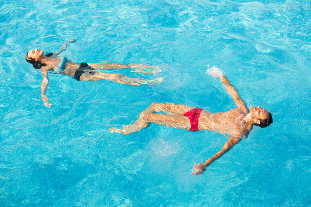 Ласковая пара в бассейне
  - Фото, изображение
