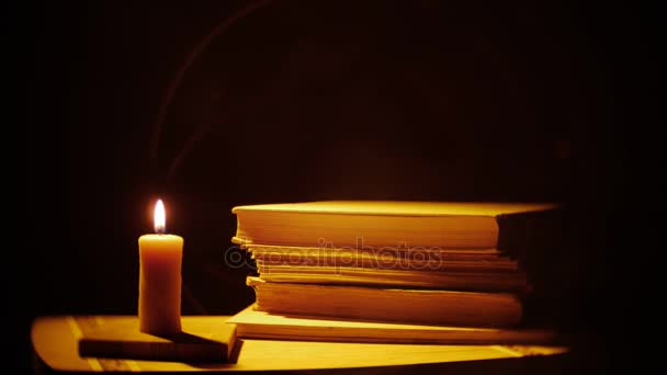 Βιβλία και κερί. Φωτιά και καπνός. - Πλάνα, βίντεο