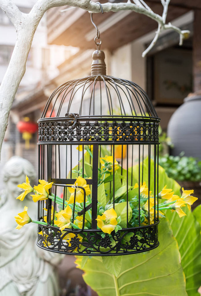 Πουλί κλουβί με άνθος άνοιξη λουλούδια. - Φωτογραφία, εικόνα