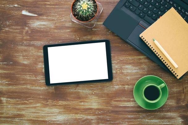 Büroarbeitstisch mit Leptop, Tablet, Notizbuch und Tasse Kaffee - Foto, Bild
