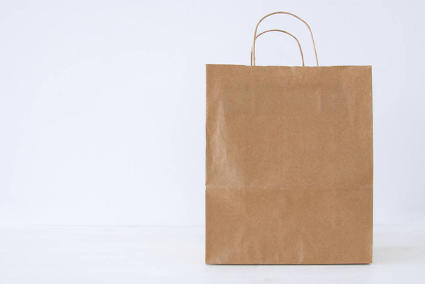 empty recycle shopping bag on the table and white background - Foto, imagen