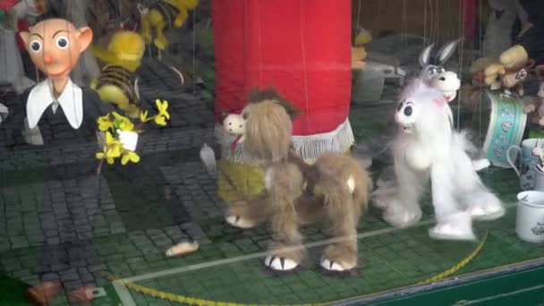 Dierlijke marionetten op snaren lopen in een cirkel - Video