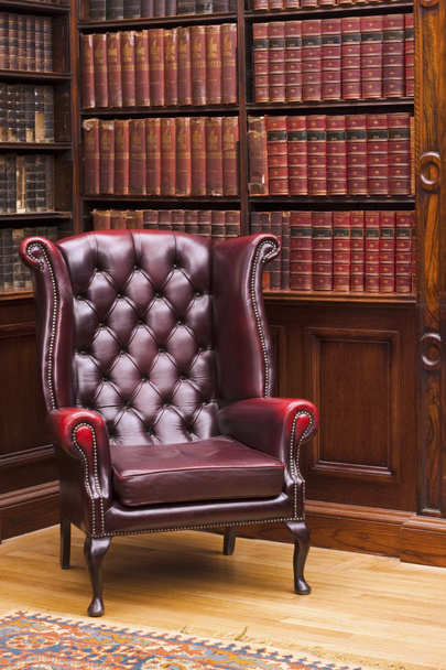 Τσέστερφιλντ καρέκλα στη βιβλιοθήκη - Φωτογραφία, εικόνα