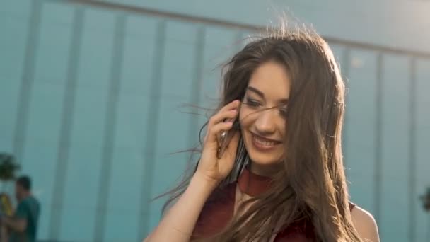 Girl Have Pleasant Phone Talk - Imágenes, Vídeo