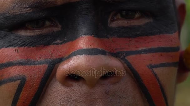 Nahaufnahme eines gebürtigen brasilianischen Indianers - Filmmaterial, Video