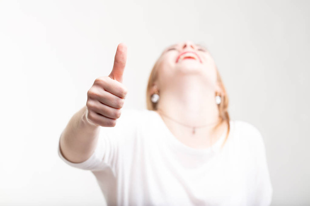 Смеющаяся счастливая женщина, показывающая большой палец вверх
 - Фото, изображение