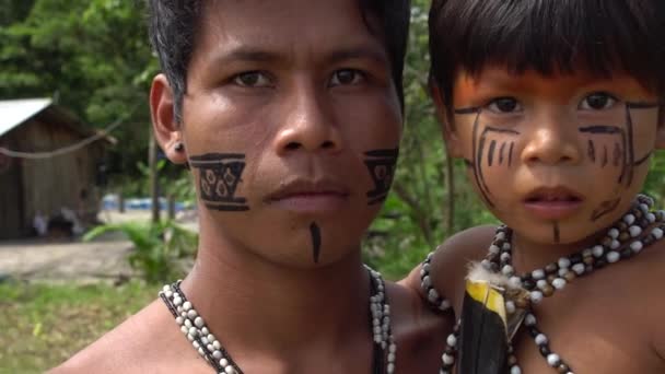 Πατέρας και γιος σε μια γηγενής φυλή του Αμαζονίου - Πλάνα, βίντεο