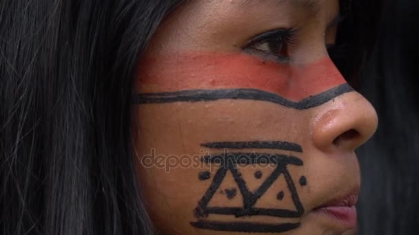 Nahaufnahme Gesicht einer gebürtigen Brasilianerin bei einem indigenen Stamm im Amazonas - Filmmaterial, Video