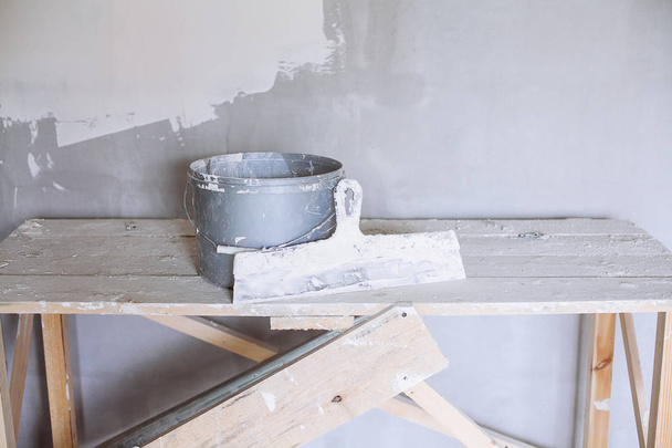 Set of plaster trowel tool, spatula and bucket.  - Valokuva, kuva